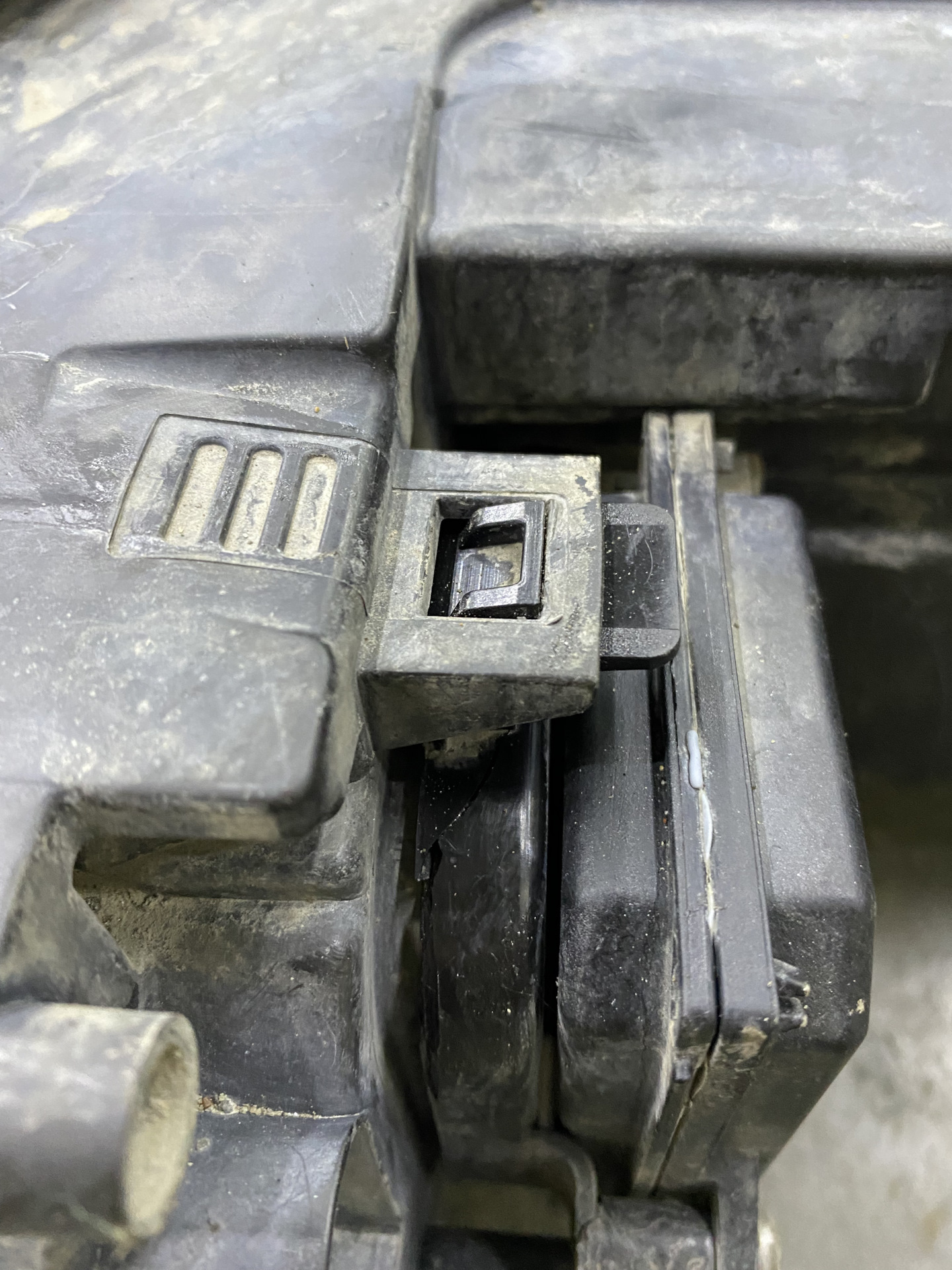 Запись #16. Ремонт держателя крышки фары дальнего света 💡 — Skoda ...