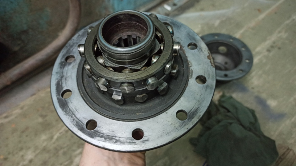 установка самоблокировки бтр 60 в задний мост, и замена подшипников ...