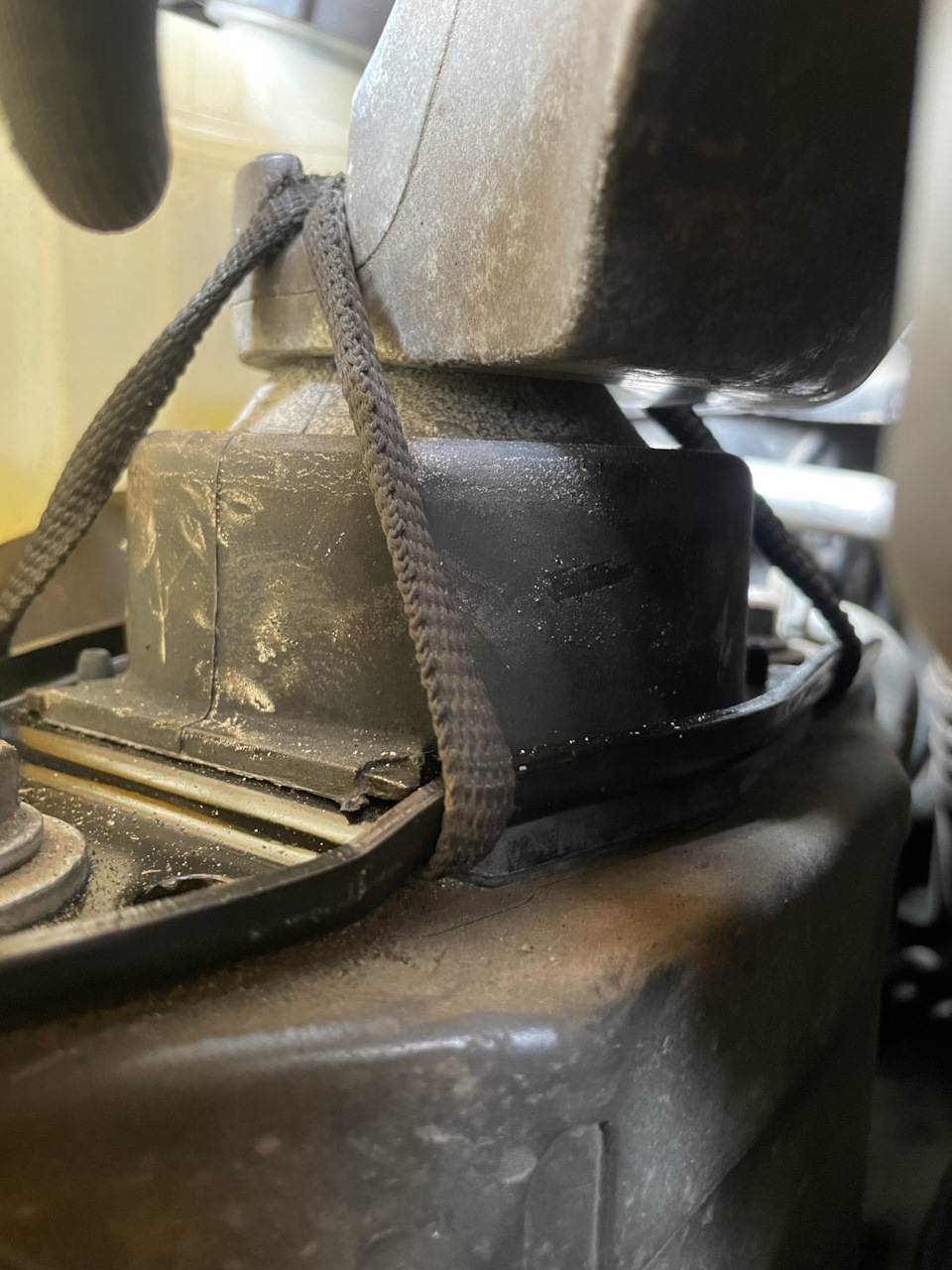 Так выглядит новая опора на движке — Renault Laguna III