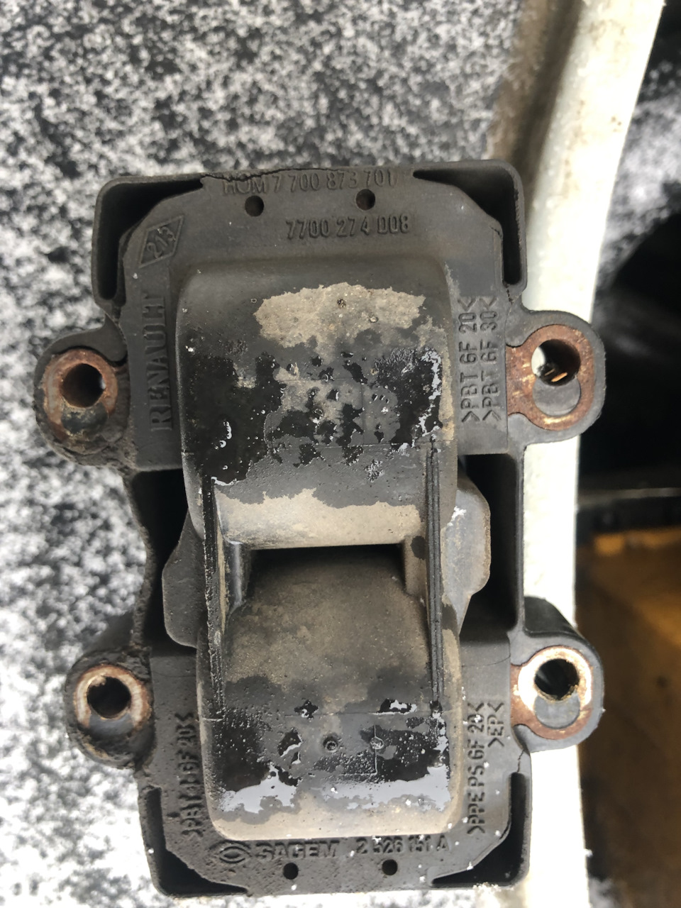 Замена (модуля) катушки зажигания + свеченых проводов Renault Logan 1.4 ...