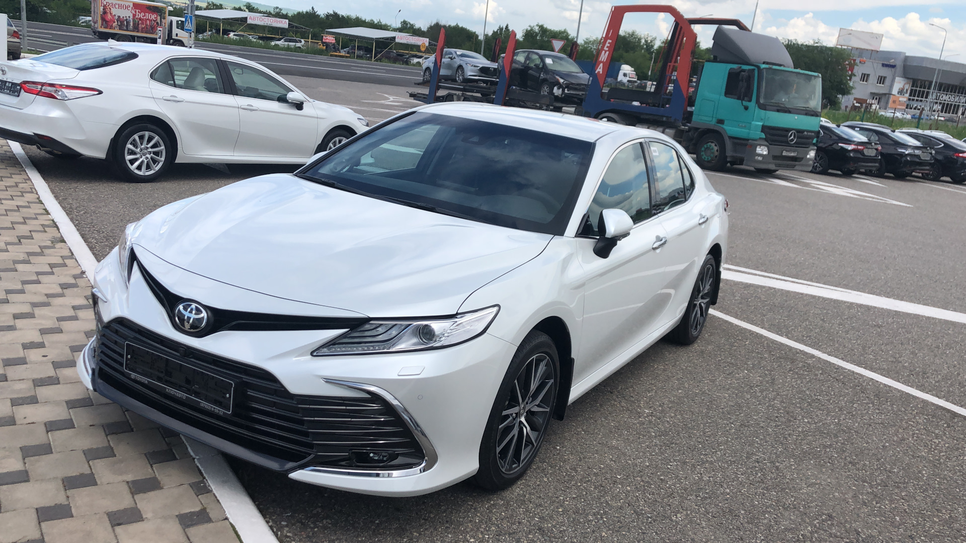 Toyota Camry 2021 белая