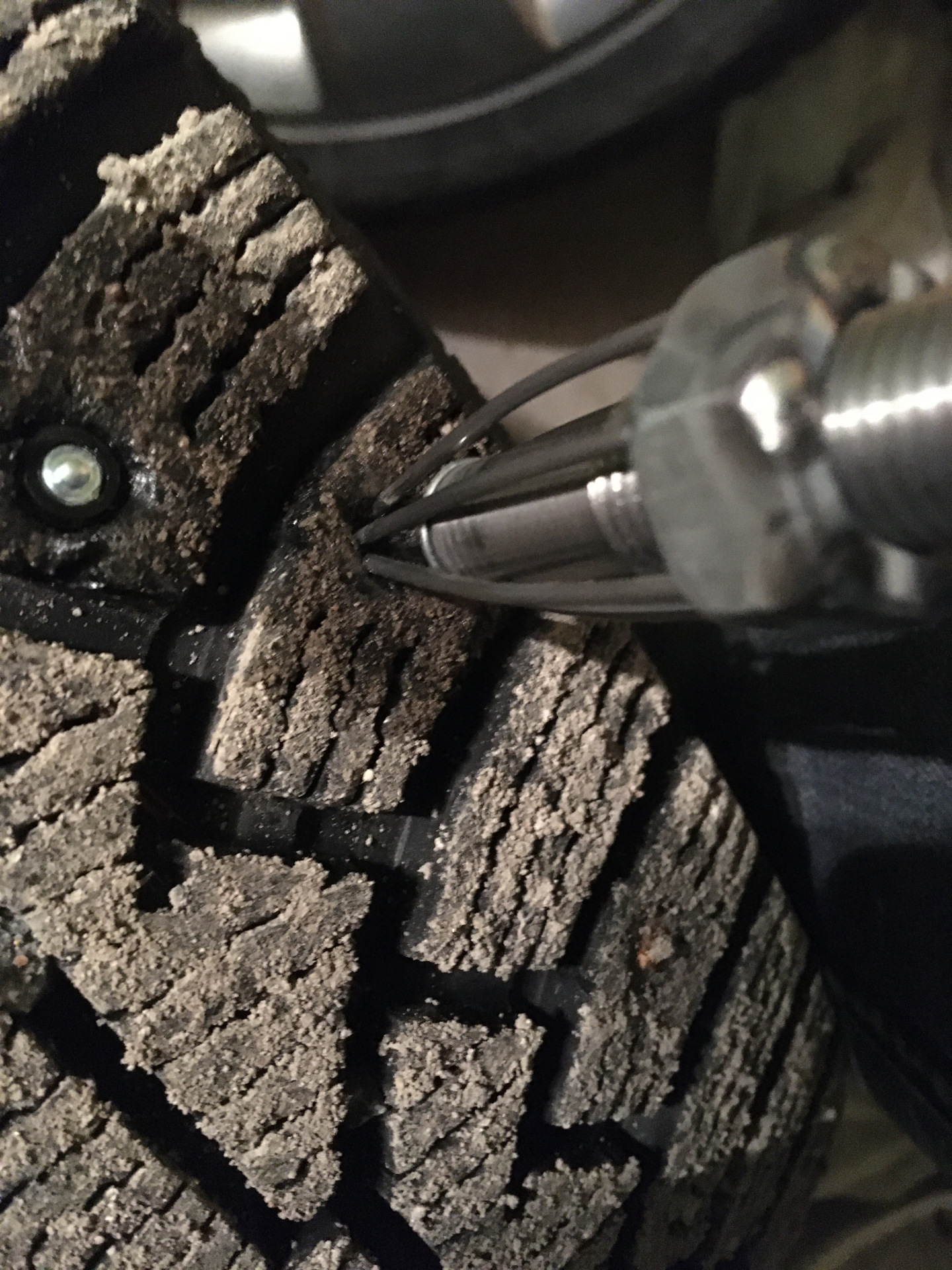 Кама 219 нарезка протектора. Шипование зимней резины. Приспособление для дошиповки зимних шин. Шиповка резины своими руками ремонтными. Приспособление для дошиповка зимних.