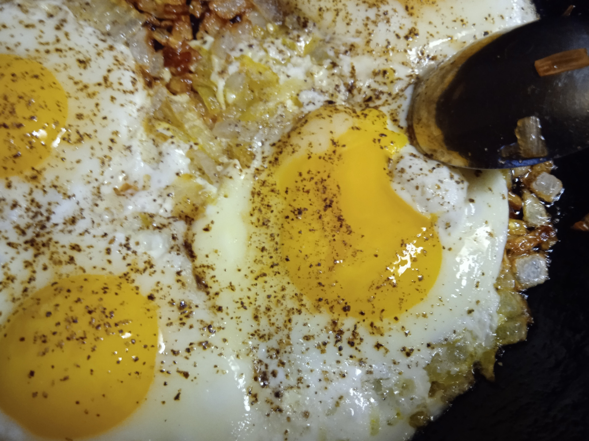 1 жареное яйцо без масла. Яичный блин на завтрак. Сырое яйцо на завтрак. Завтрак без яиц. Яйцо в сосиске к завтраку.