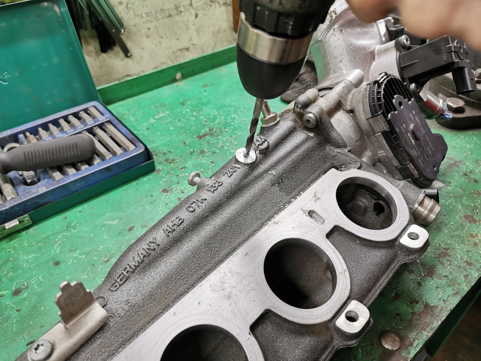 информацию о давлении решено не колхозить со штатных шлангов, а просто врезать в крышку коллектора. Тем более там есть для него место — Audi RS Q3 (1G)