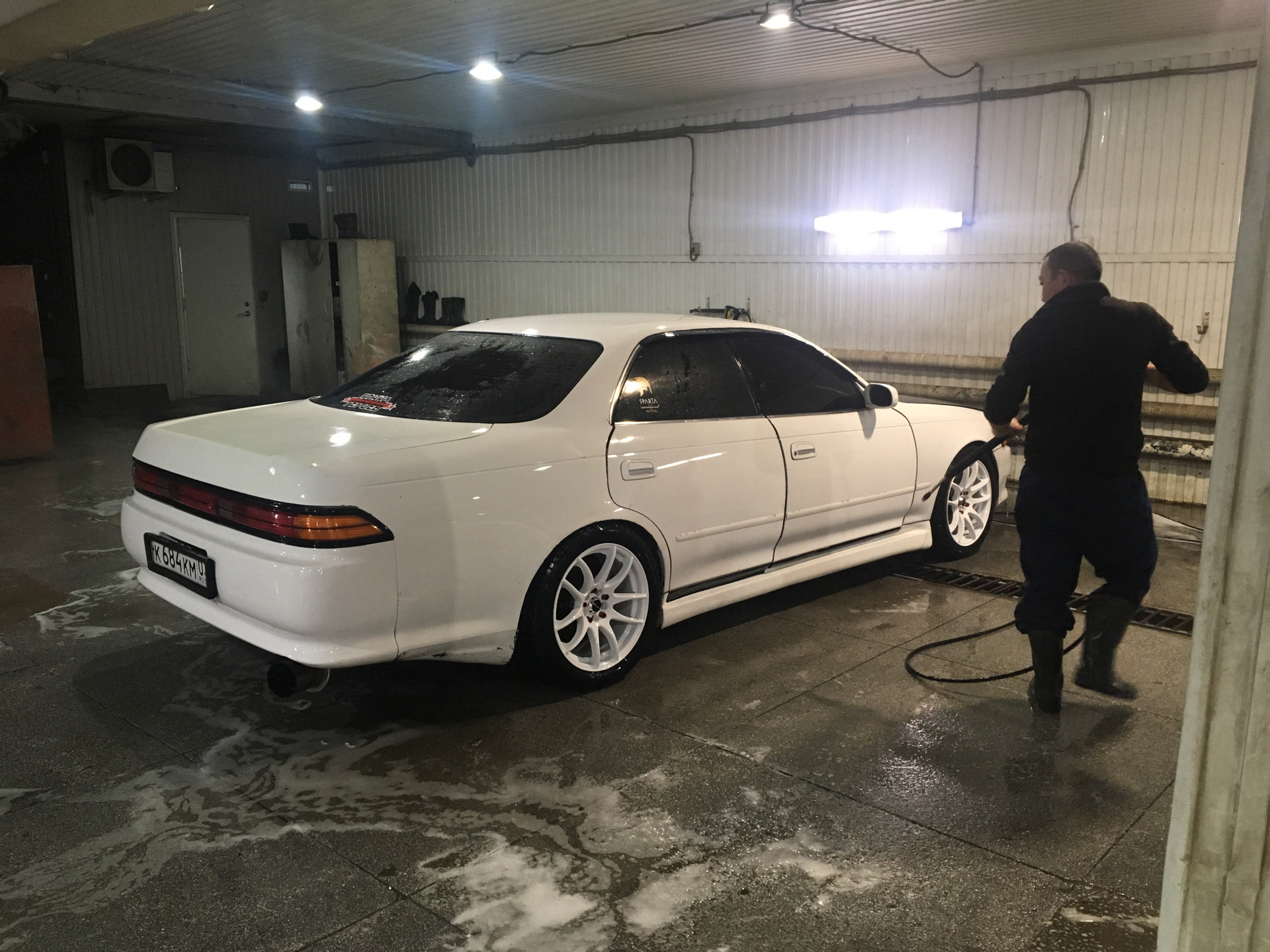 Toyota Mark II 90 белый ночью