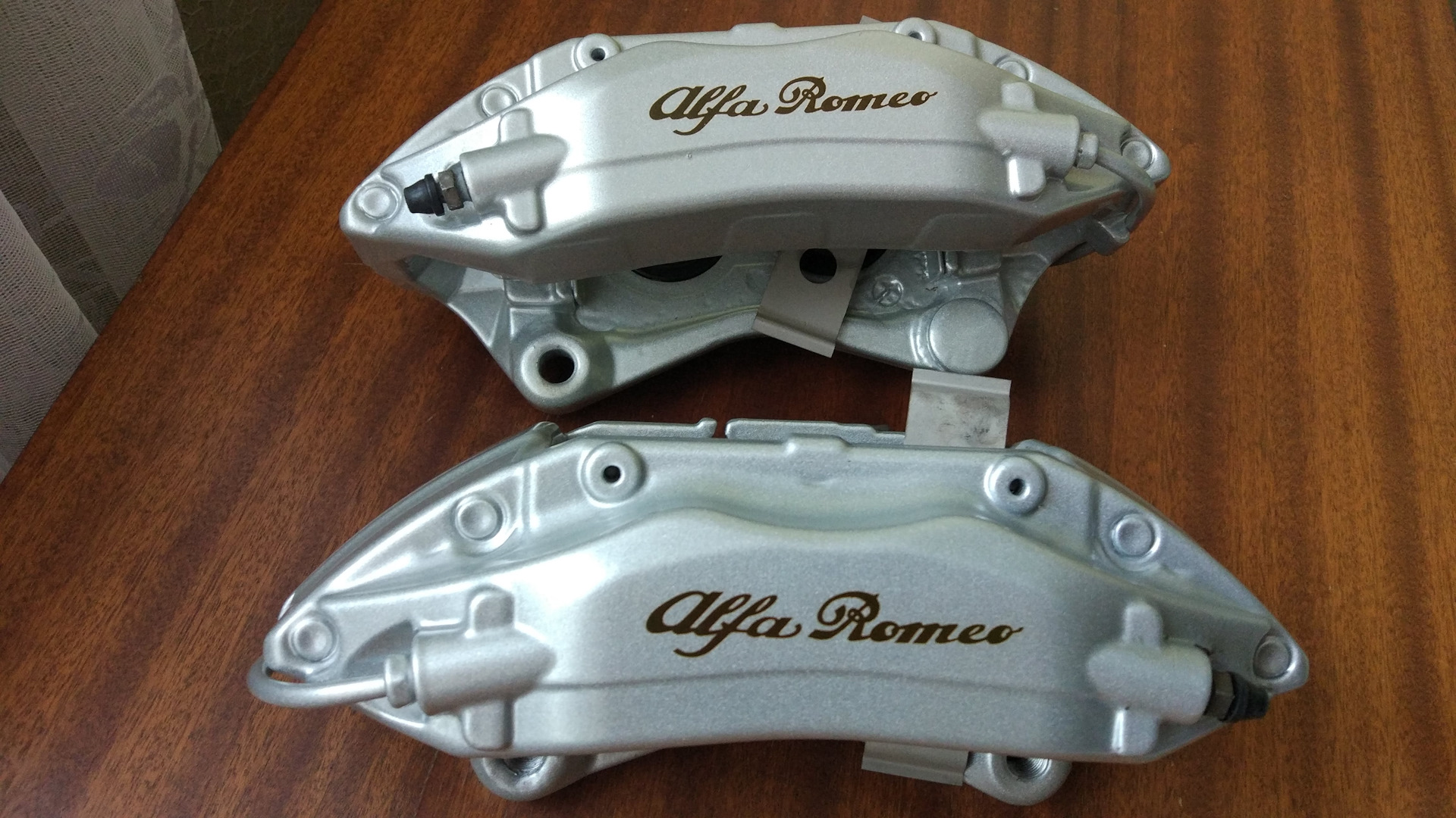 Крашенные суппорта. Покраска суппортов в графит. Серебристые суппорта. Покрасил суппорта honda cr-v 3. Черные суппорта брембо.