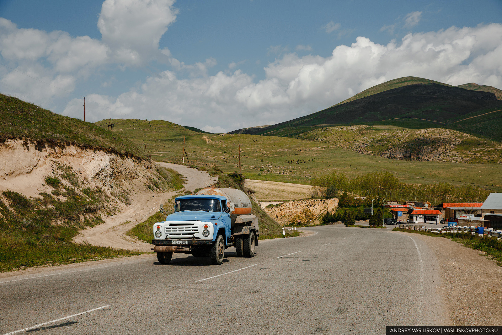 Старые машины в Армении. Путешествие на машине по Армении. Ереван путешествие на машине. Дикий авторынок в Армении.