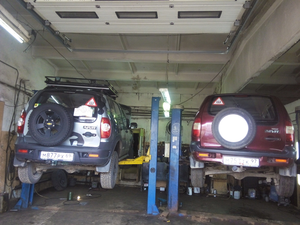 Хорошо висеть в дружественном сервисе, болтая лапами и болтая с родственником)))) — Chevrolet Niva (1G)