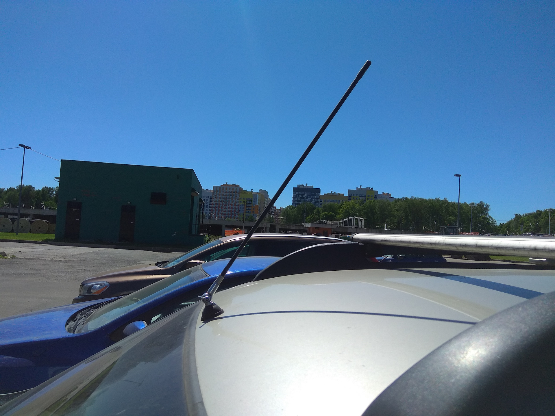 Штатная антенна рено дастер. Антенна рено дастер. Антенна рено дастер 2016. Антенна рено логан 1. Антенна на дастер.