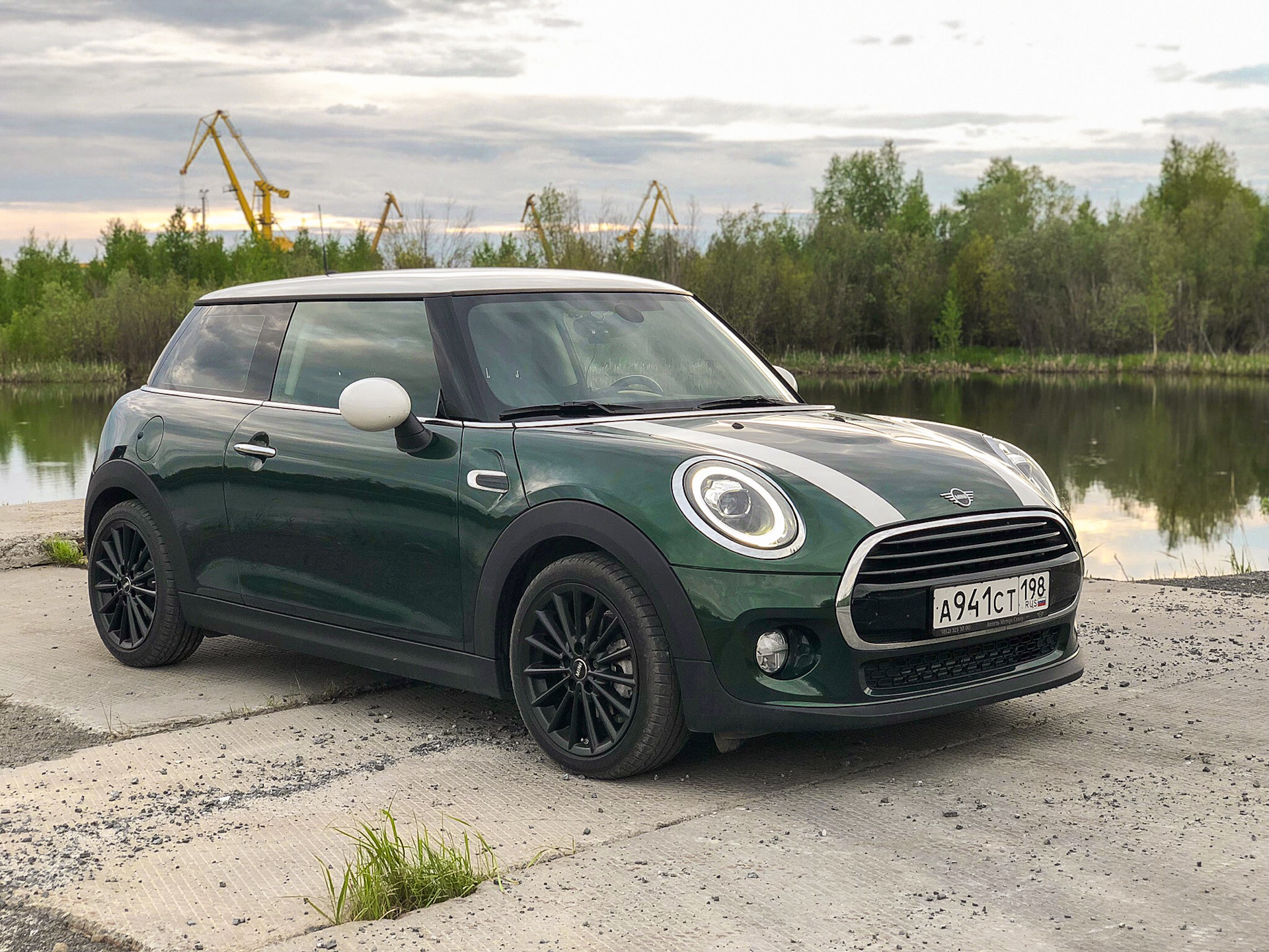 Мини купер дубровский. Мини Купер зеленый. Mini Cooper s f56 British Racing Green. Мини Купер 1990. Mini Cooper Green.