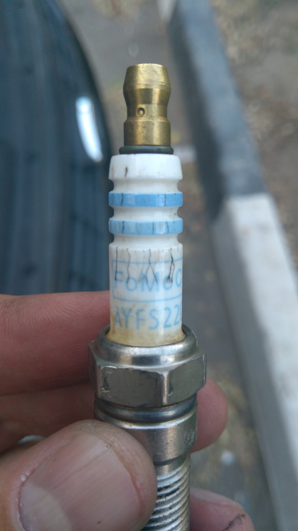 коронный разряд на свече зажигания. желтый нагар на изоляторе свечи зажигания. коричневый изолятор свечи. керамические свечи зажигания. желтый изолятор свечи.