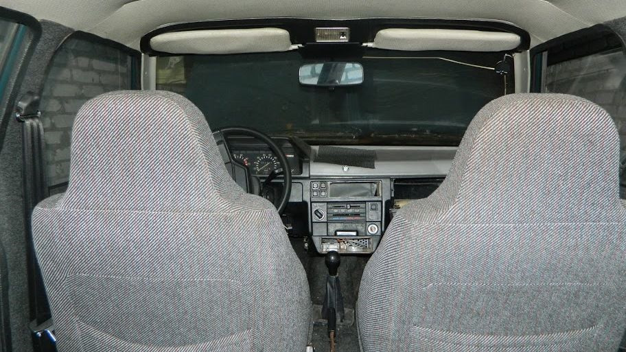 Второй вид-заглушка под динамики, без воздуховодов и 4 кнопки переехали и магнитола и они стоят в центре Также отсутствие пластика на спинке сидений, отсутствие обивок багажника, ковер на средней и задний стойках, торпедо, тоннеле, рычаг КПП в матерчатом чехле и ручка кпп 2140, . — Москвич 2141