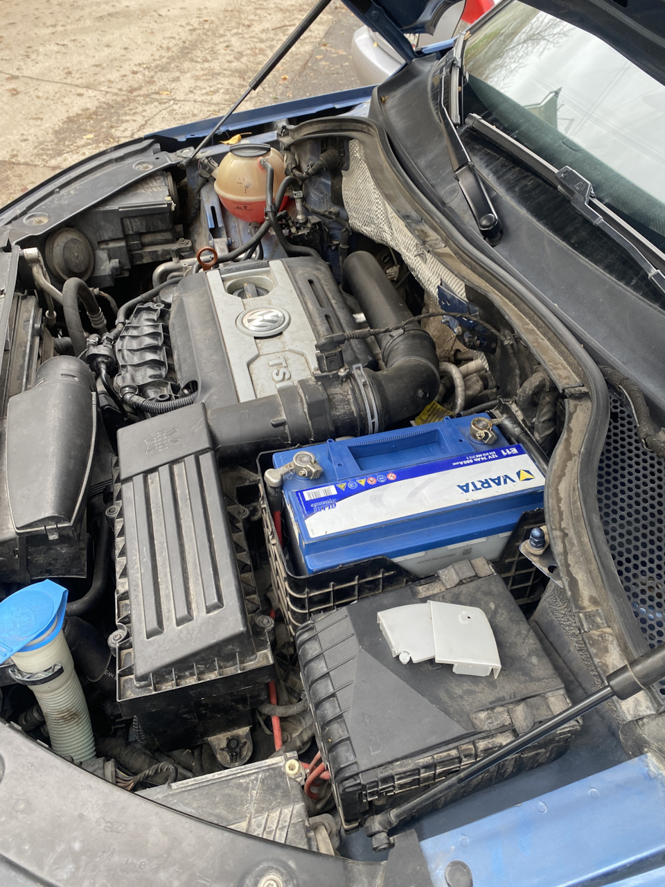 Аккумулятор — Volkswagen Tiguan (1G), 2 л, 2012 года | плановое ТО | DRIVE2