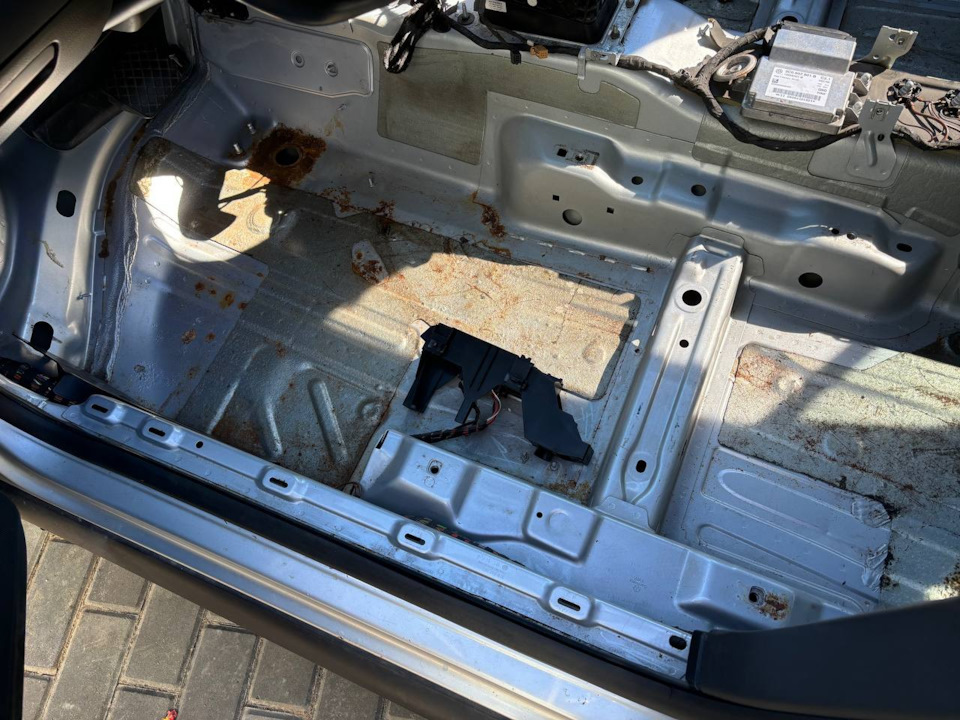 Устранение коррозии на полу авто — Volkswagen Passat B6, 3,2 л, 2005 ...