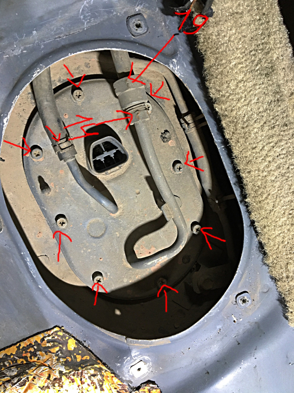 Далее, необходимо выкрутить 8 болтов корпуса, используем либо крестовую отвёртку, либо головку на 8мм. Так же понадобятся два рожковых ключа, один на 19, другой на 14. Ну и необходимо зажать хомут пассатижами и сдвинуть его в сторону, чтобы освободить патрубок. — Toyota Vista (40)