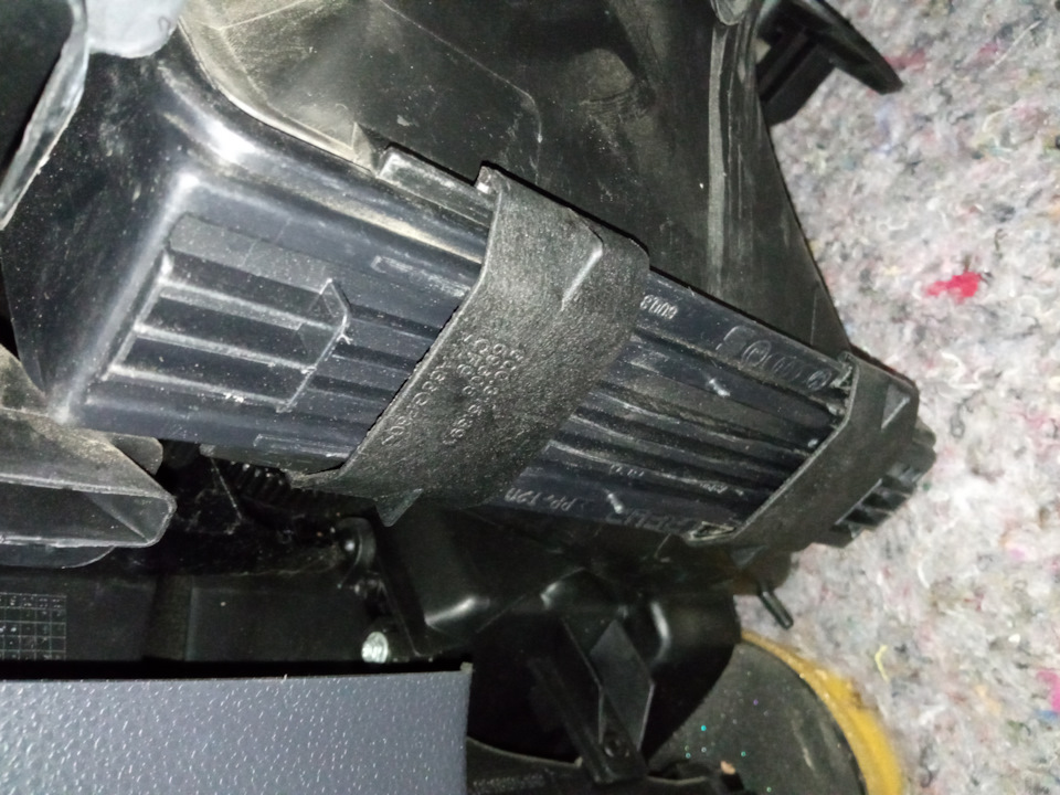 Замена салонного фильтра polo 9n3 — Volkswagen Polo Mk4F, 1,2 л, 2006 ...