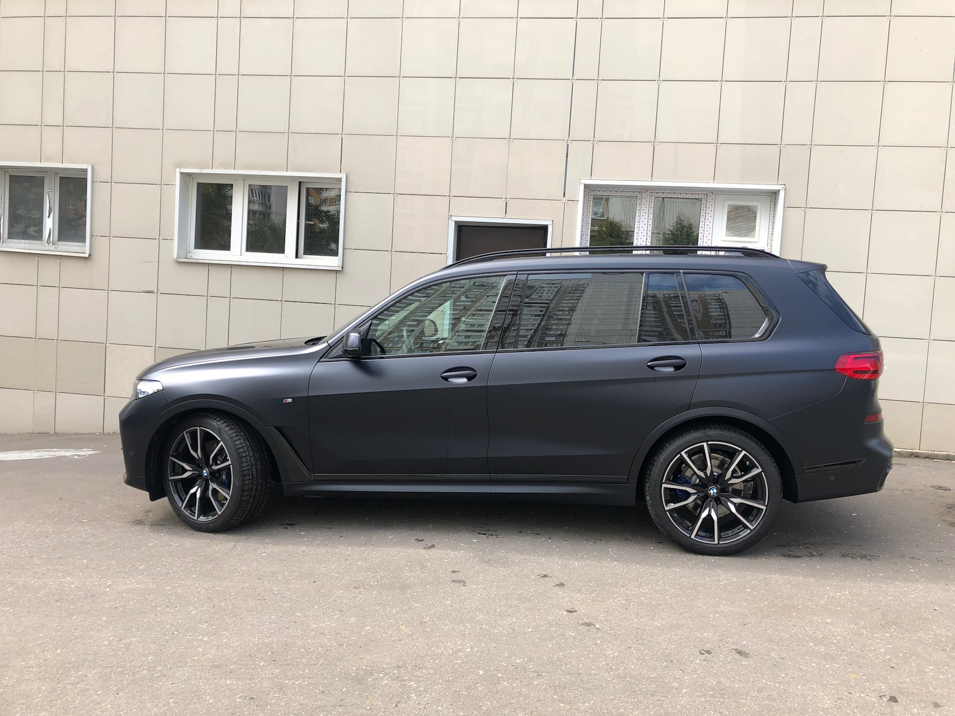 X7 black. BMW x7 черный матовый. БМВ x7 чёрная матовая. БМВ х7 черный матовый. БМВ x7 матовая.