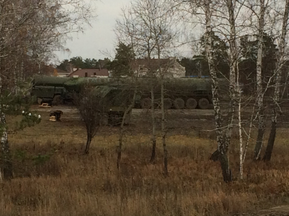 По дороге домой увидел технику и решил остановиться. Это автодром?танкодром? полигон? Не знаю как точно назвать место, где учатся водить такую технику. — Nissan R'nessa