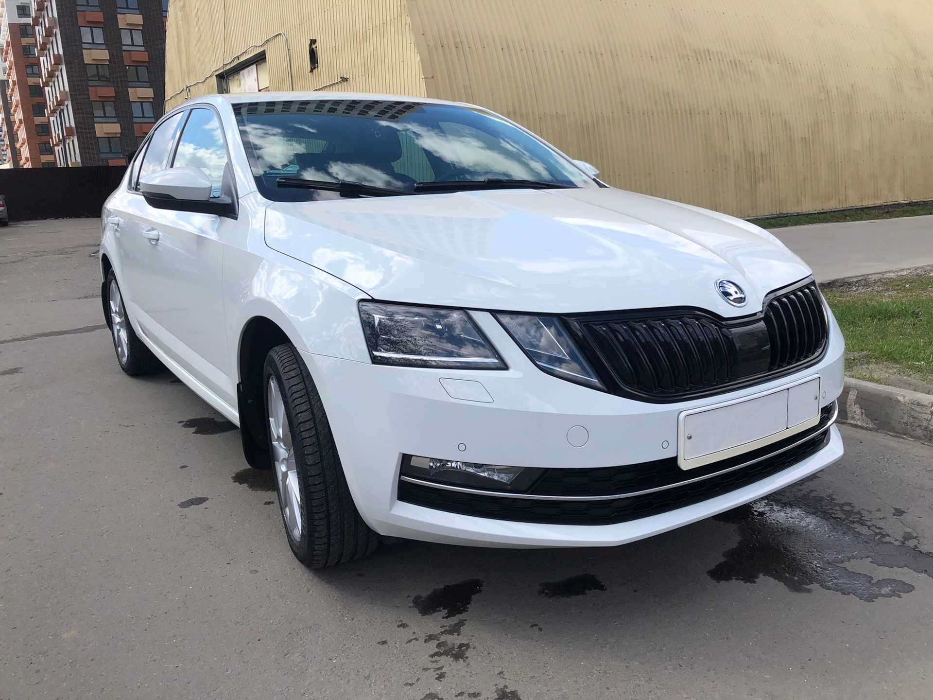 О том, как я рамку хотел менять, а поменял все тормоза и резину — Skoda  Octavia A7 Mk3, 1,6 л, 2018 года | своими руками | DRIVE2