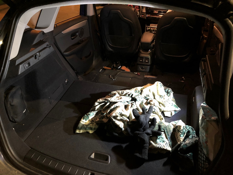 И потихоньку вытаскиваем всё через дверь багажника, можно кантовать(я делал так, конечно же внутри машины) — BMW 2 series Active Tourer (F45)