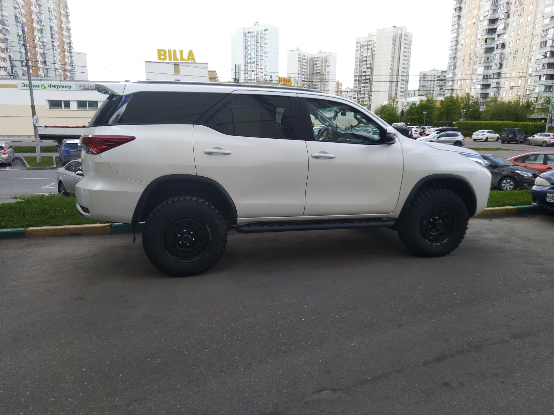 Fortuner шины. Toyota Fortuner r20. Тойота фортунер лифт. Toyota Fortuner 33 колеса. Тойота фортунер 22.