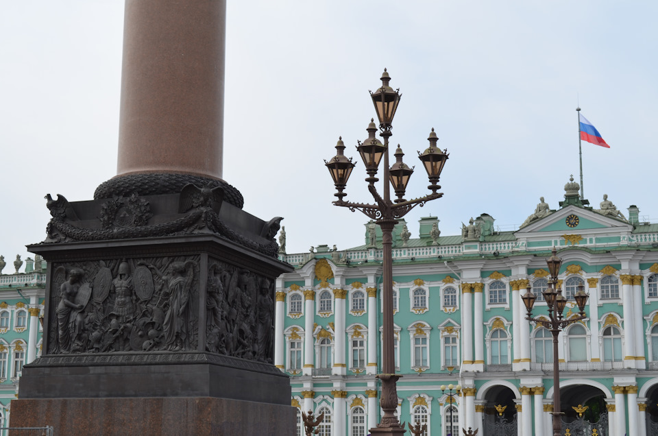 Что напротив эрмитажа на дворцовой площади