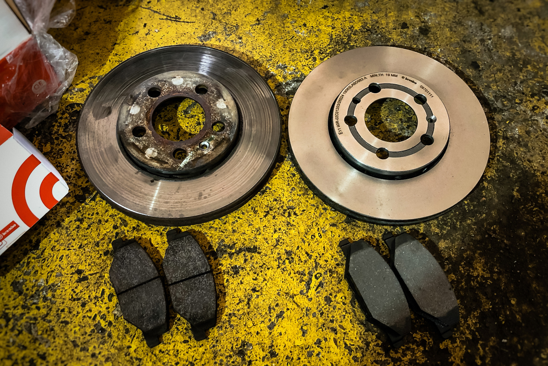 Замена тормозных дисков и колодок. 💿brembo. — Volkswagen Polo Sedan, 1 ...