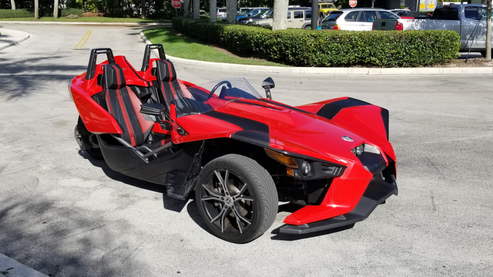 Slingshot машина 3 колеса
