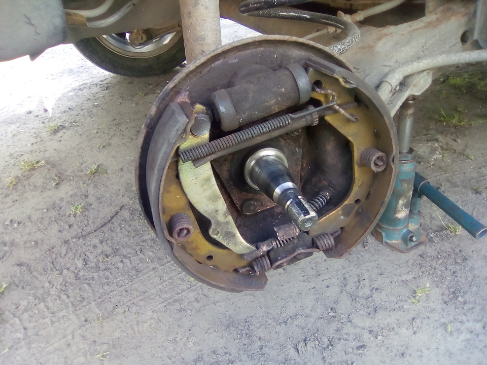 Потек тормозной цилиндр — Ford Focus I Hatchback, 1,8 л., 2004 года ...