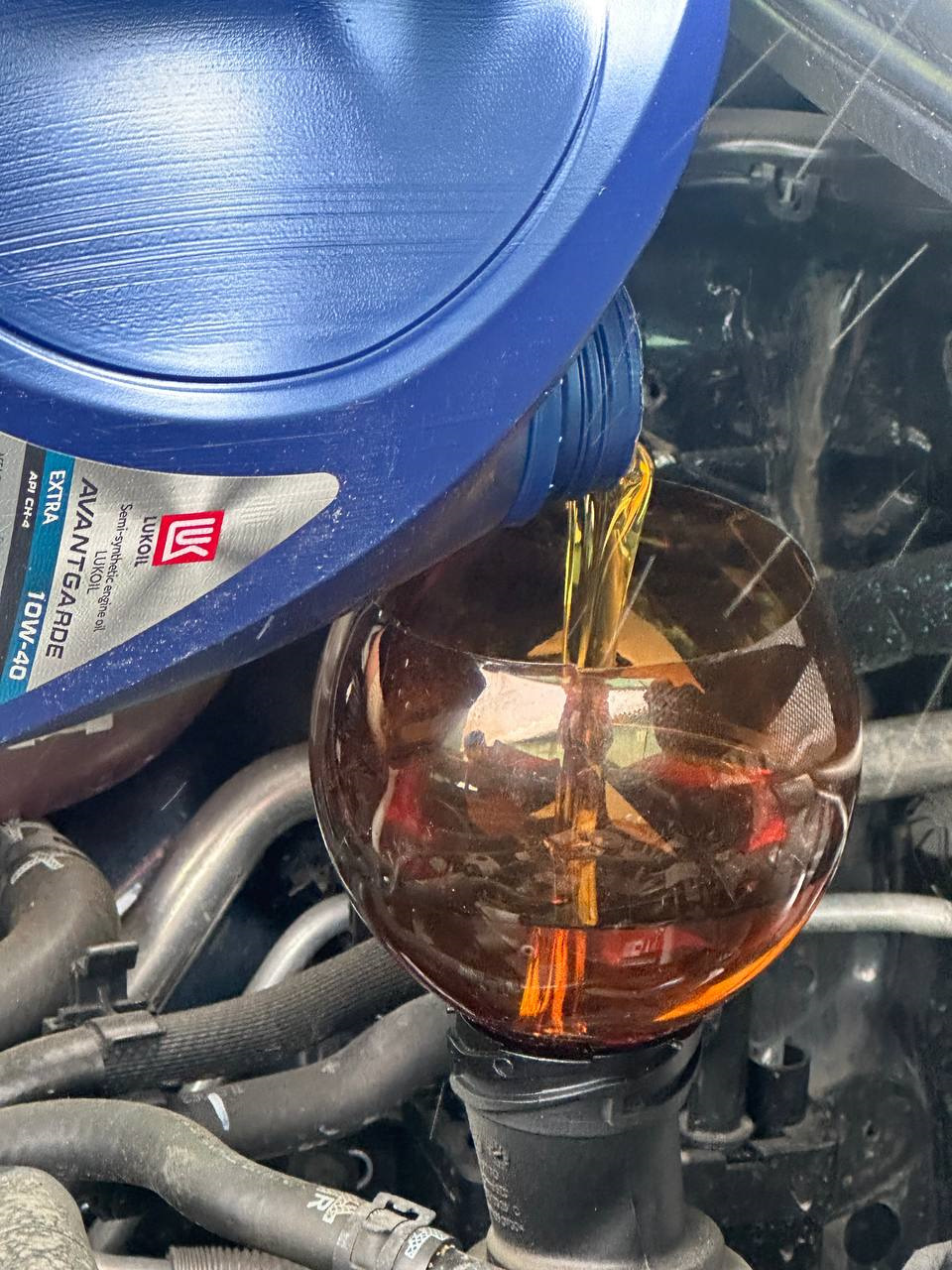 заливаем всю канистру в двигатель. обратите внимание какой красивый цвет у масла, прямо мед для stage 1! — Volkswagen Talagon