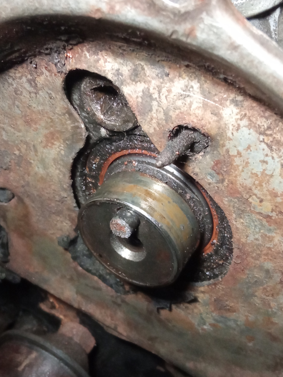 Грязь. Вокруг сальника (особенно, под распредвалом) то же самое. — ЗАЗ 1103