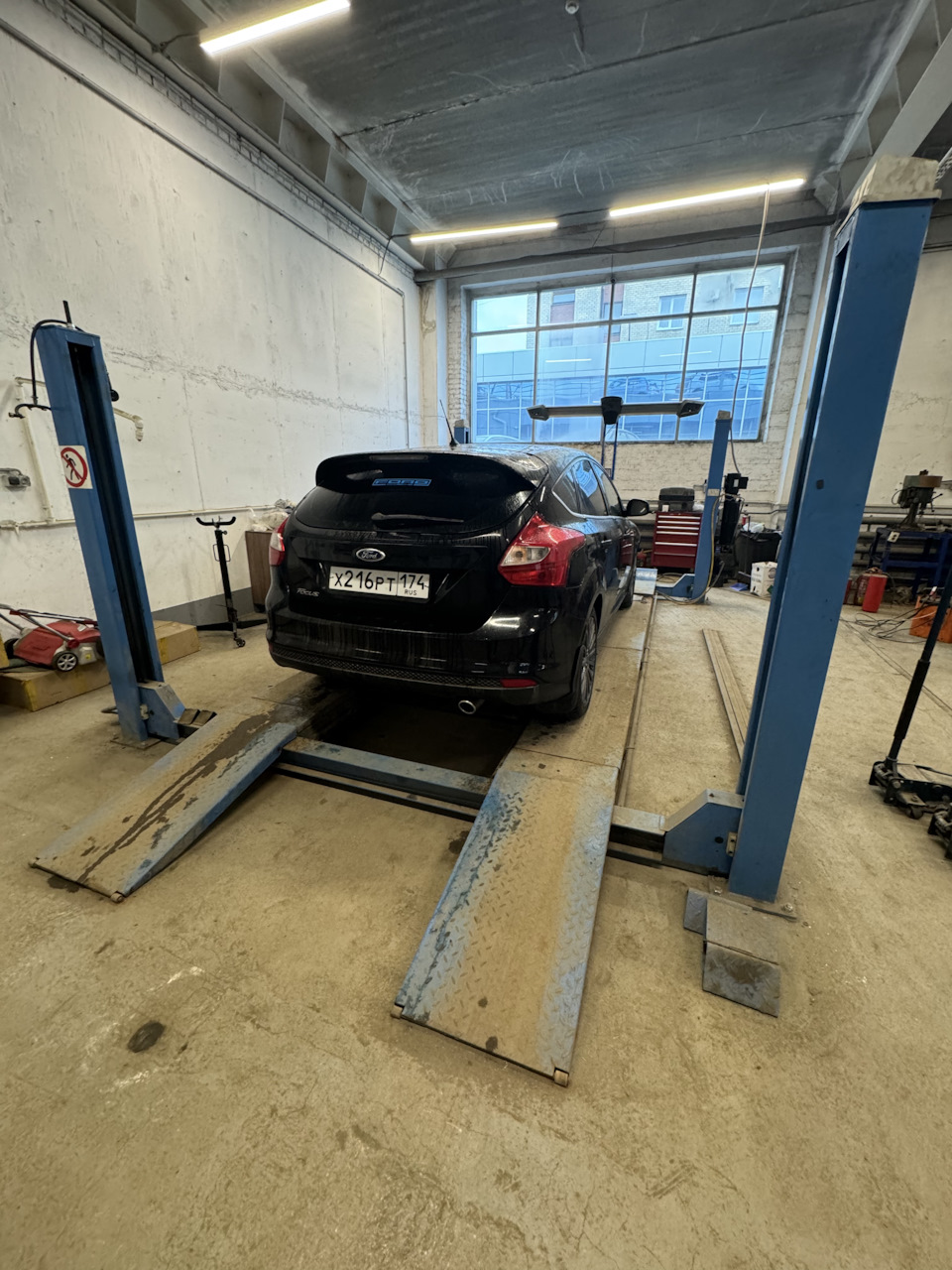 32. Замена сайлентблоков передних рычагов — Ford Focus Hatchback III, 2 ...