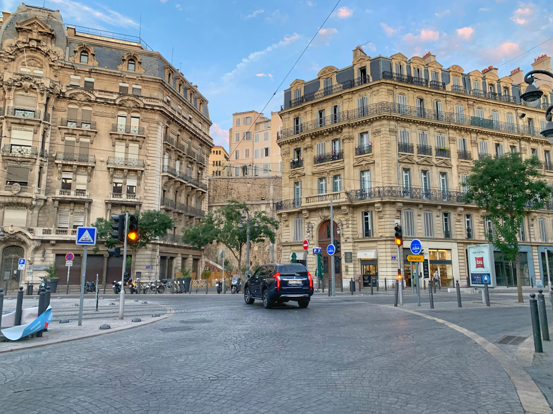в каком городе снимали такси. город марсель фильм такси. пежо сами насери. такси люк бессон фильм. такси 2 съемки.