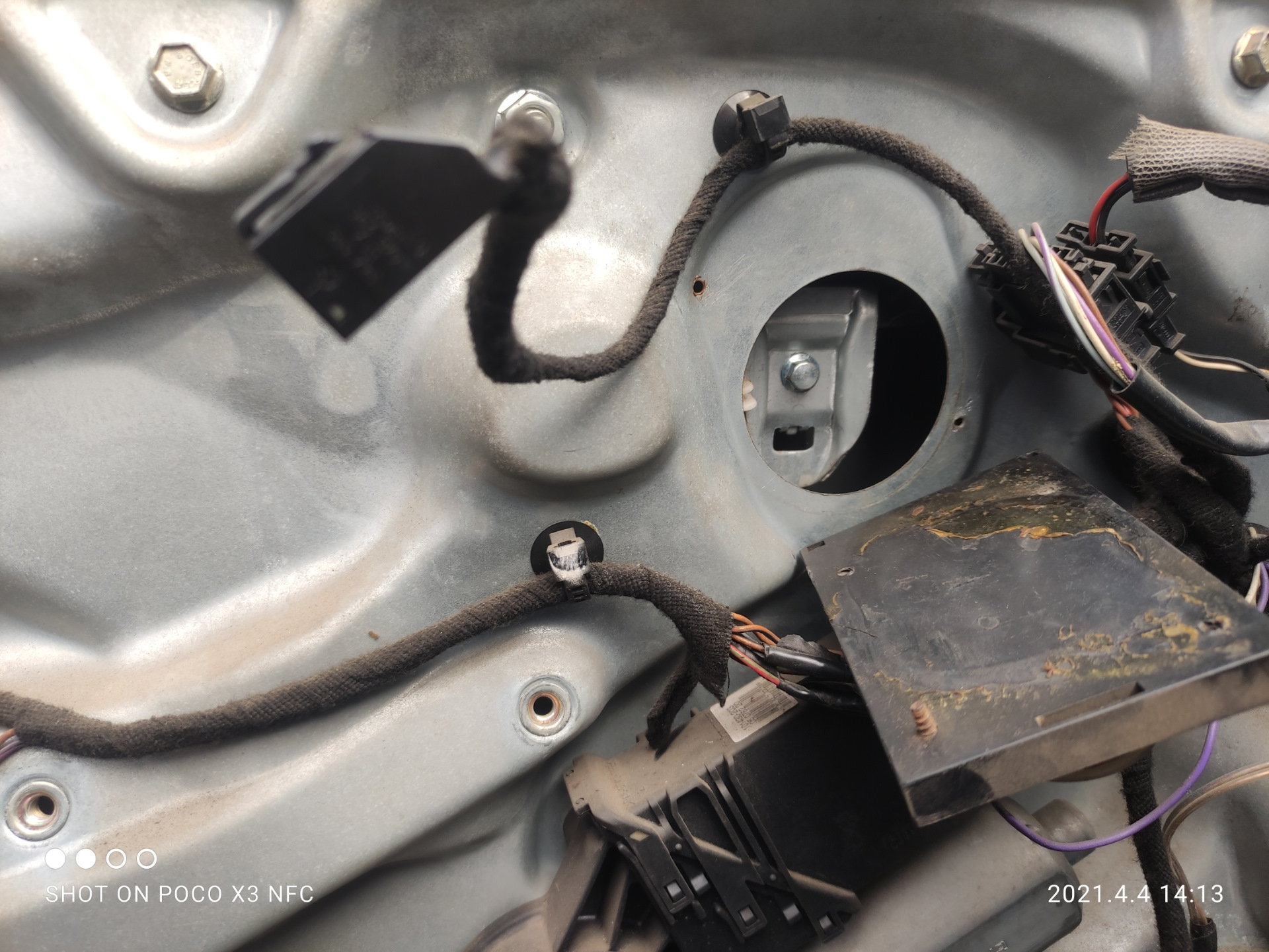 снять водительскую дверь пассат б5