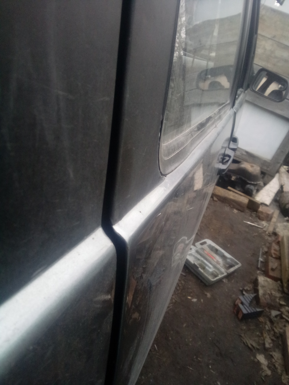 Затем чуть подтянул болты снаружи и задвинул дверь, чтобы каретка встала на место. Затем аккуратно открыл и протянул все три болта. — Lada 2120 Надежда