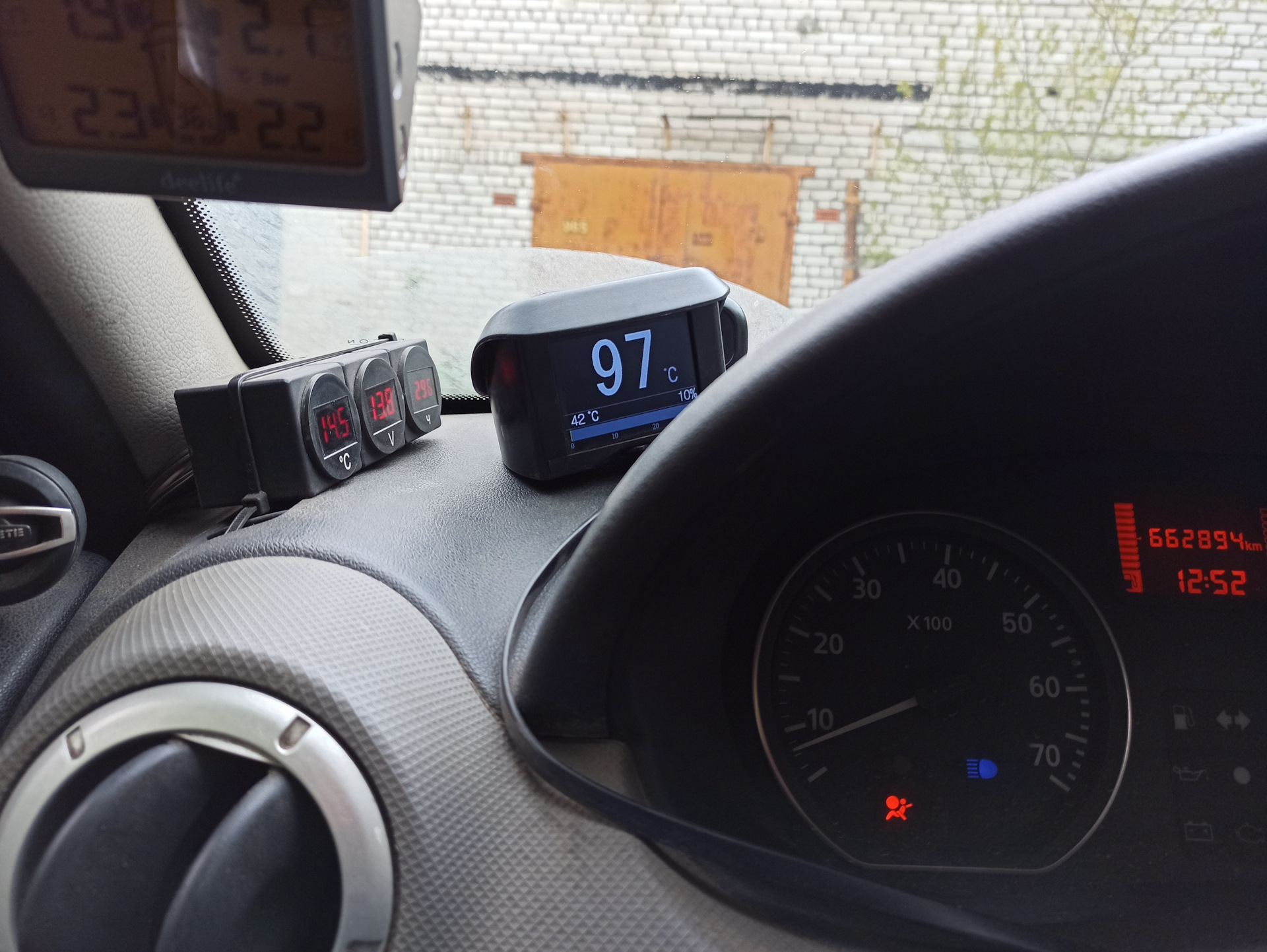 Замена масла в двигателе (апрель-май) (296 моточасов или 4 377 км ...