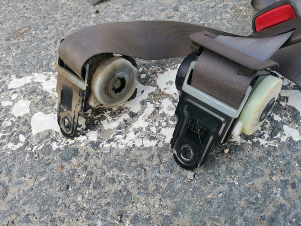 Замена задних ремней безопасности — Toyota Cresta (90), 2,5 л., 1993 ...