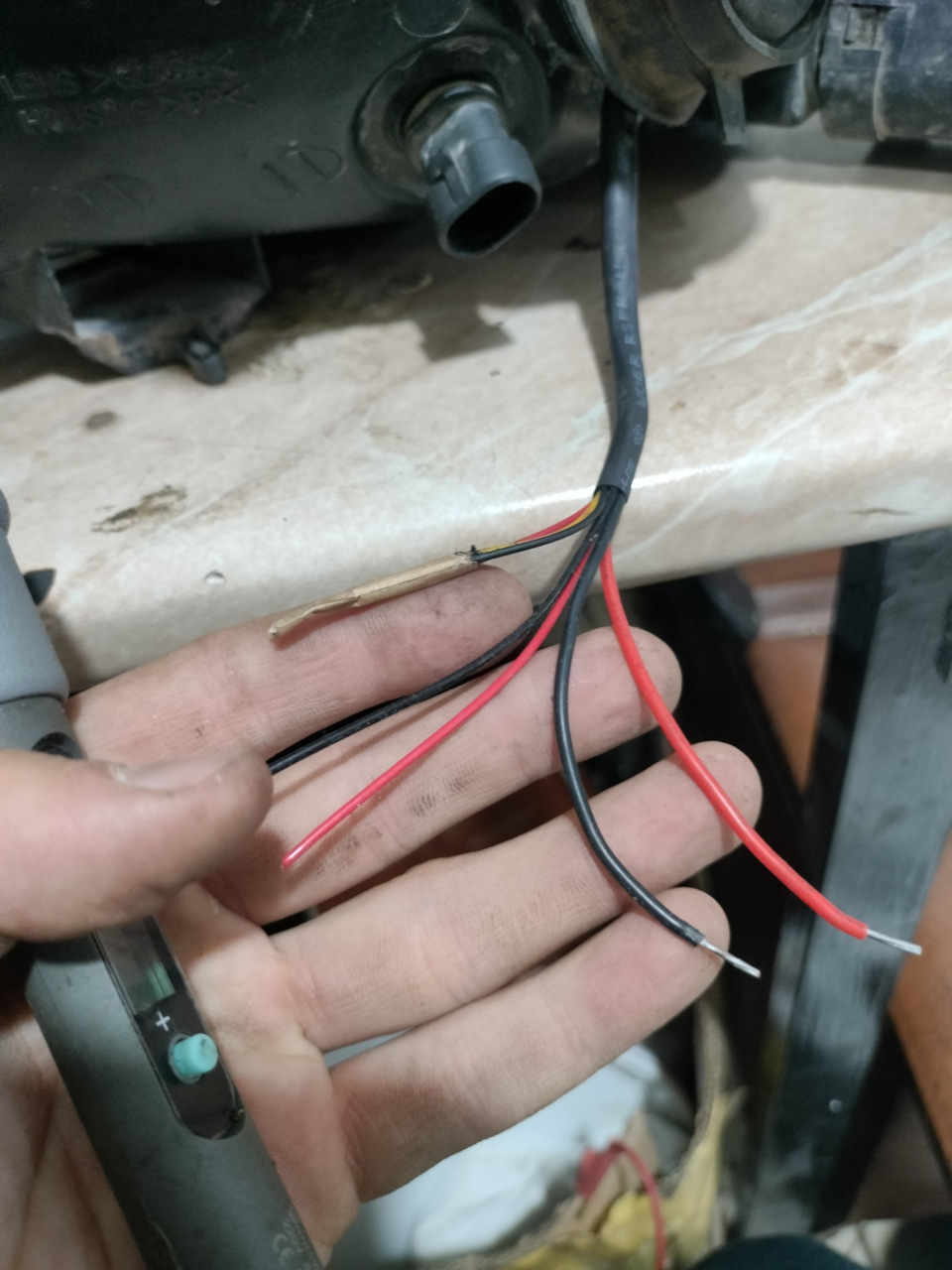 Выходы проводов с линзы — Opel Corsa B