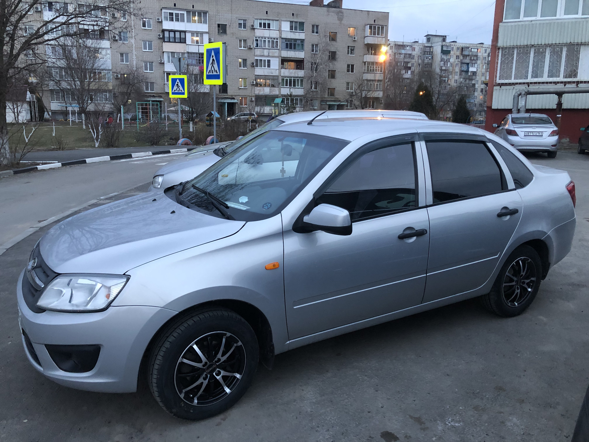 Летняя резина и диски — Lada Гранта, 1,6 л, 2014 года | колёсные диски |  DRIVE2