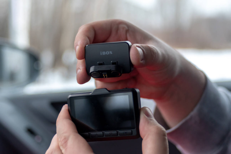 FqAAAgFGpeA 960 Магнитное крепление видеорегистратора это как