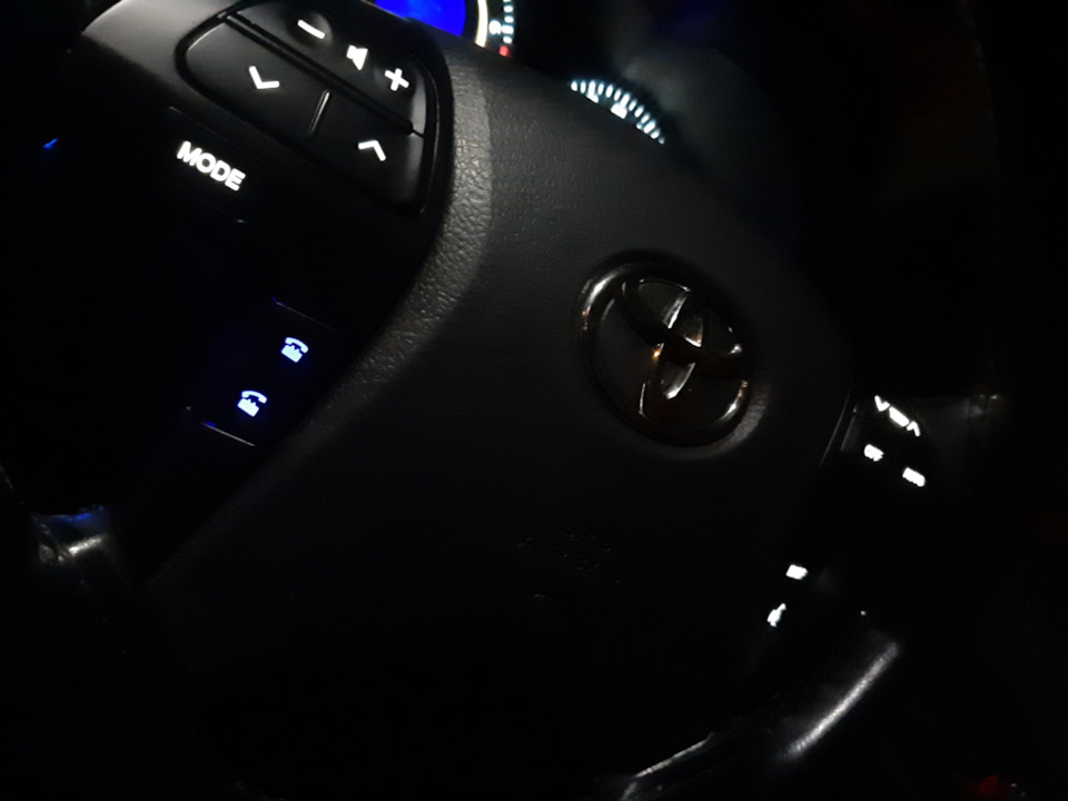Кнопки мультируля, продолжение черного — Toyota Corolla Axio (E140), 1 ...