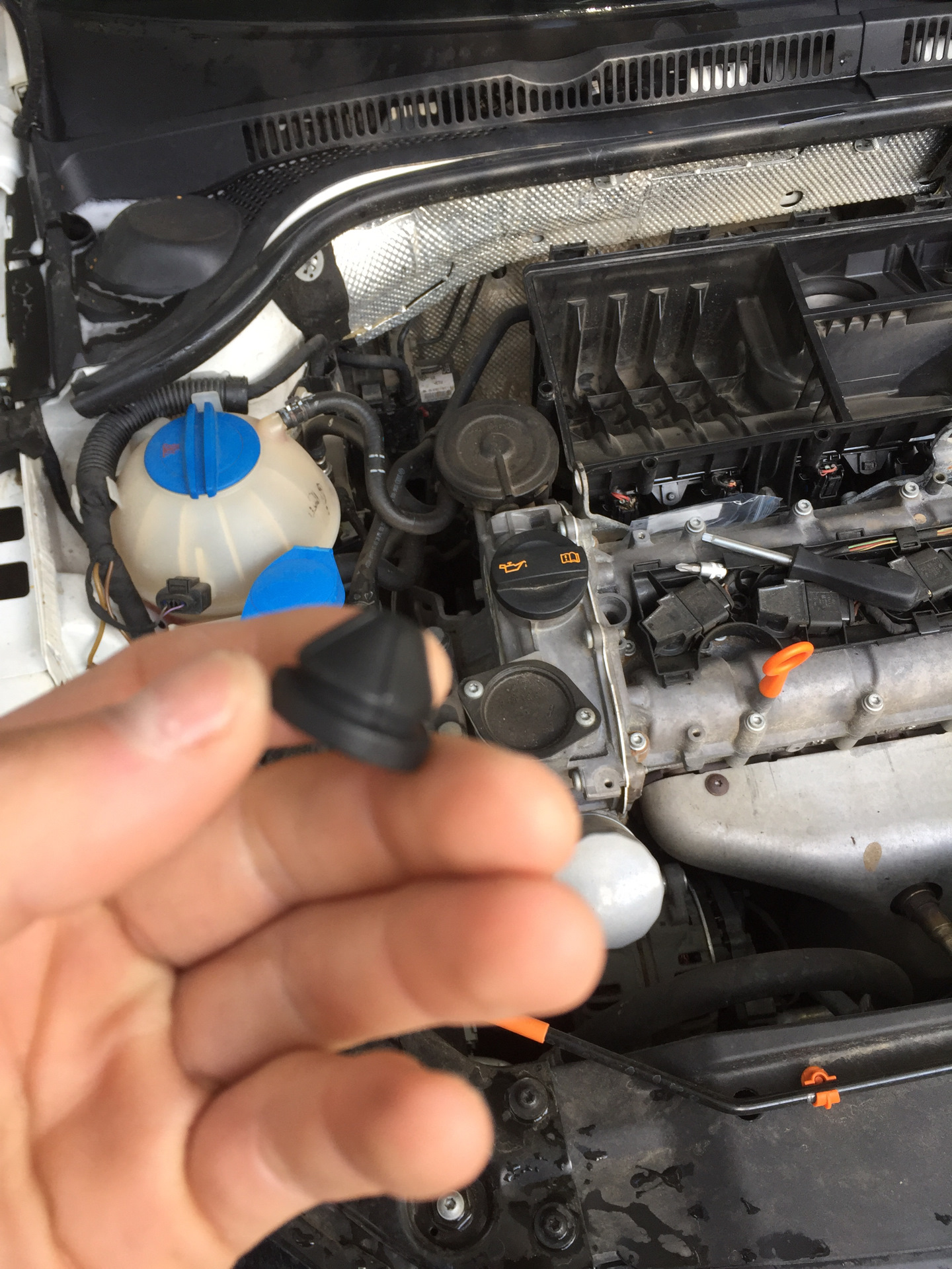 Замена подушки воздушного фильтра — Volkswagen Jetta VI, 1,6 л, 2012 ...