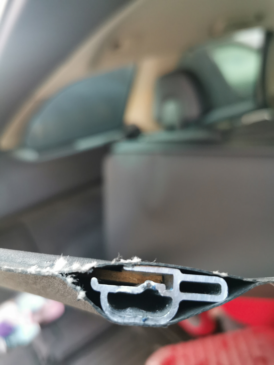 Фиксатор шторки багажника — Volvo XC60 (1G), 2,4 л, 2012 года | другое ...