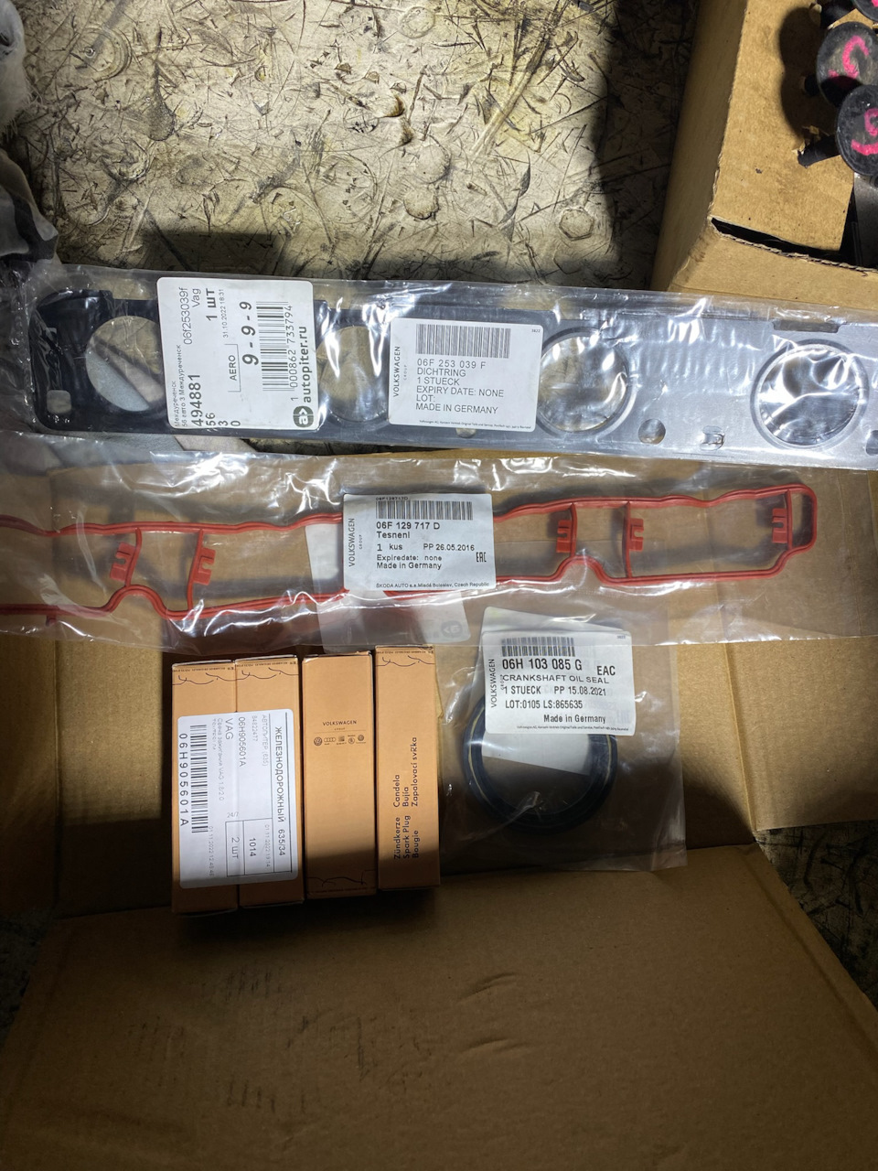 06H103085G Сальник коленвала передний (60x8) / AUDI, SEAT, SKODA, VW 04 ...