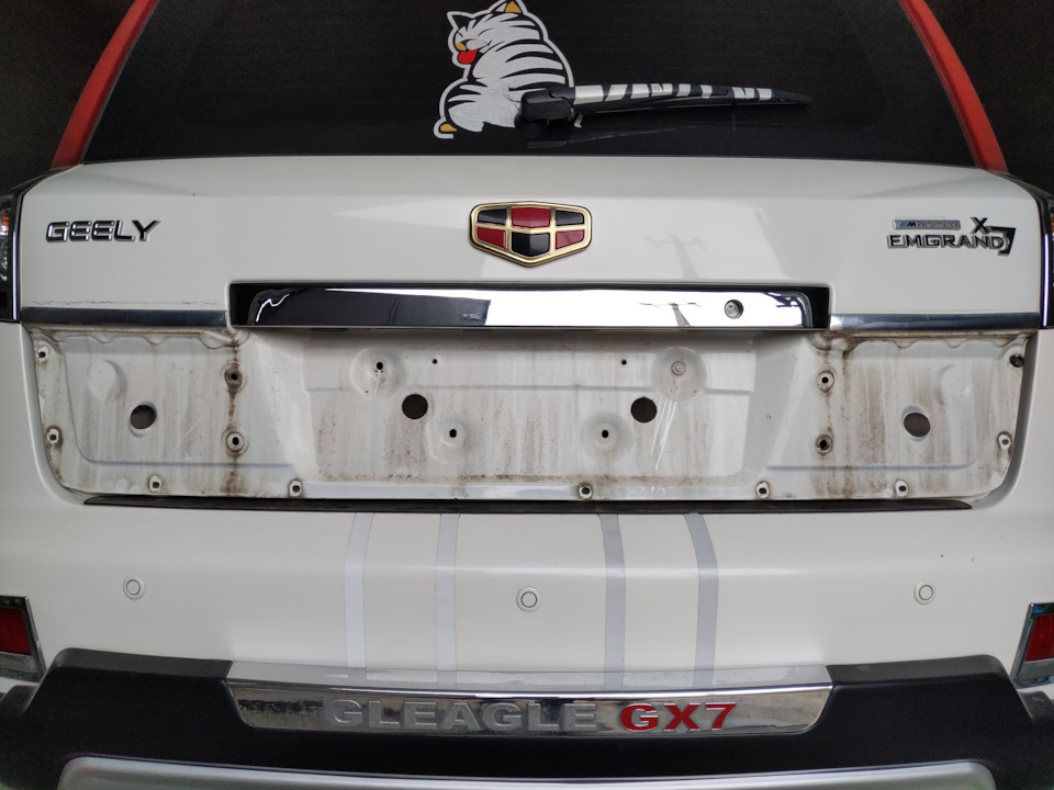 4. Снимаем пластиковую накладку (держится на 8-ми клипсах). — Geely Emgrand X7