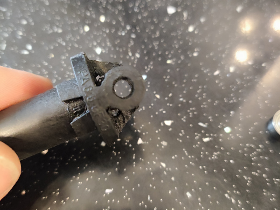 Вот эта дырка — у нас центр, она как раз 5мм. — Lada Vesta SW Cross (1G)