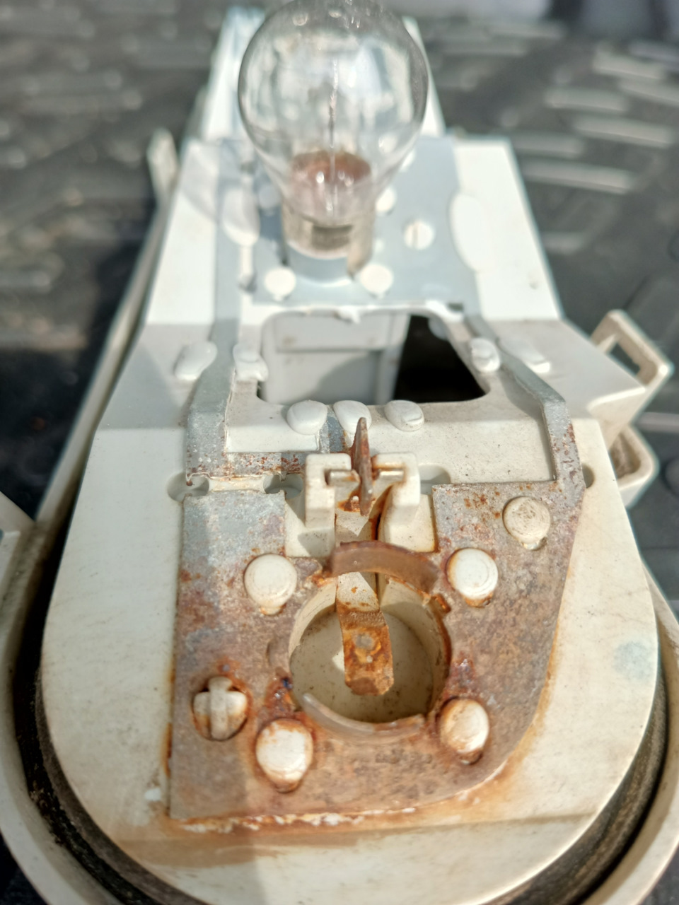 Лампа стоп сигнала бмв х4. Лампочка заднего хода opel antara. Лампа стоп сигнала hyundai solaris 2014. Вольво хс90 лампа стоп сигнала. Лампочка стоп сигнала ваз 2112.