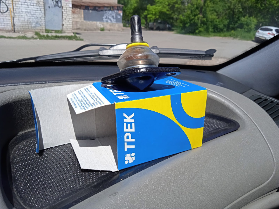 Замена шаровой опоры среди всего прочего в субботний день