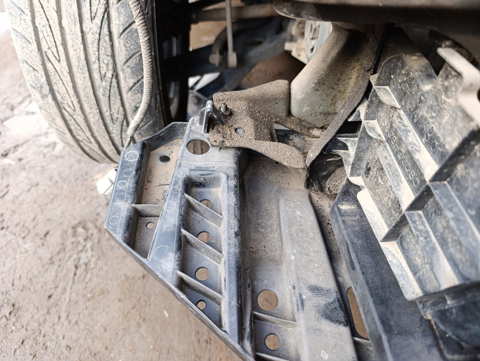 вот тут виден крючок, куска с которым не было, что и послужило кривой, неполноценной посадке бампера — Toyota Corolla Fielder (E160)