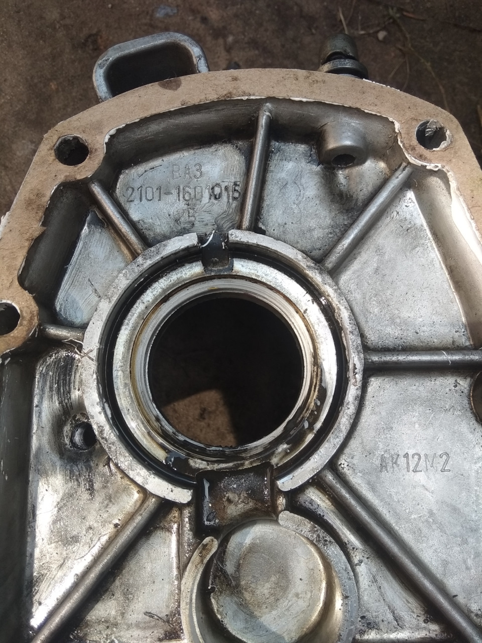 Родной ближе, есть перегородка в верху и пропил — Lada 2120 Надежда. Запчасти на фото: 21011601015